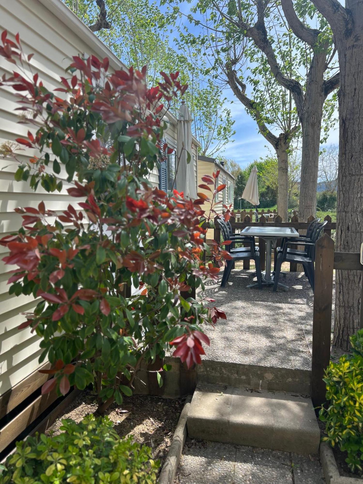 Camping Bungalow El Llac De Banyoles Porqueres Oda fotoğraf