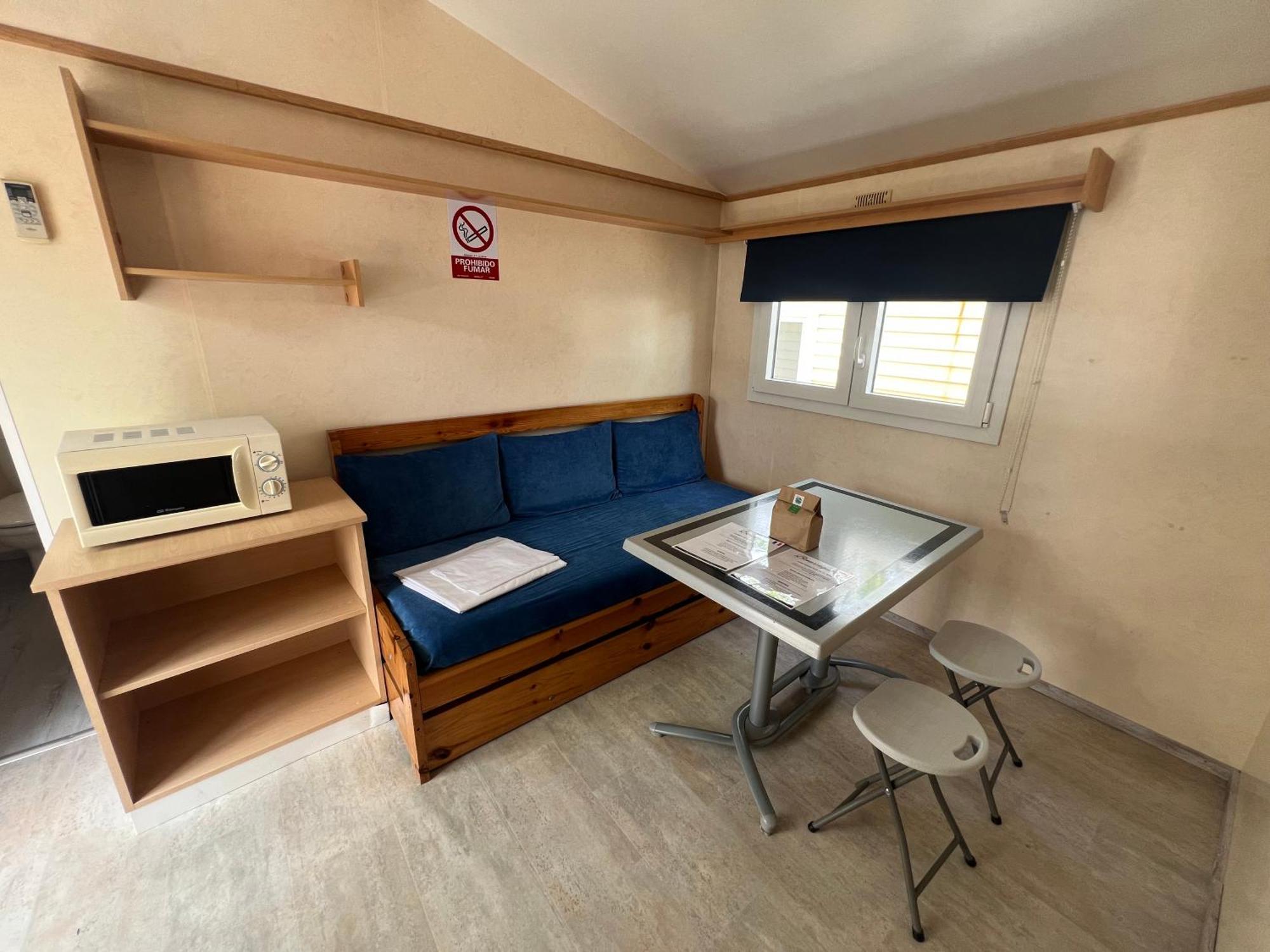 Camping Bungalow El Llac De Banyoles Porqueres Oda fotoğraf